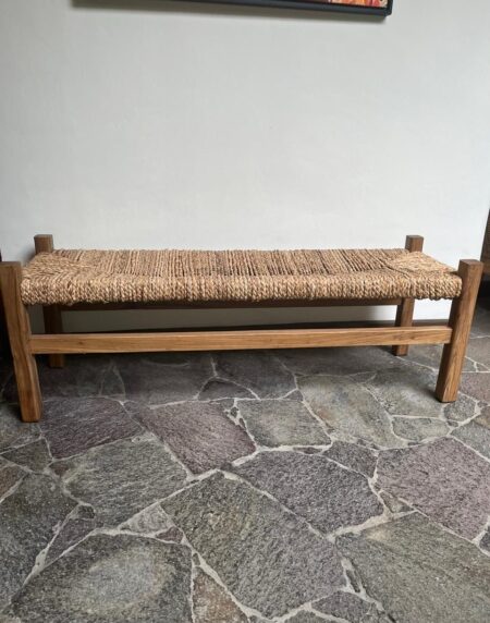 Banca larga tejida con estructura de madera natural